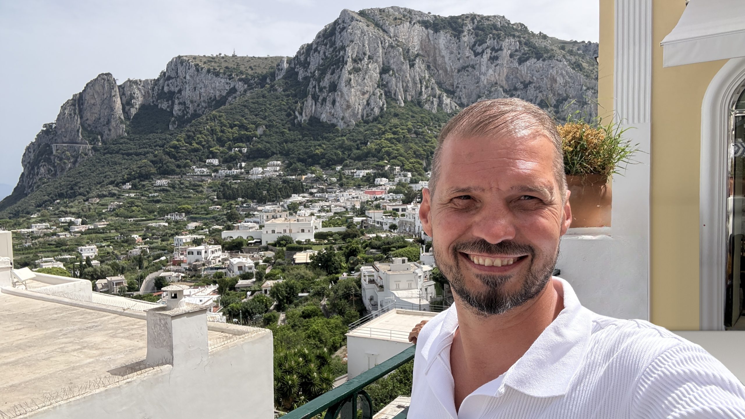 Cristinescu Daniel Ștefan, fondatorul Holidays Host, pe o terasă din Capri
